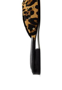 Infradito con stampa leopardata, in materiale sintetico peloso, con dettagli in metallo e una robusta suola nera a piattaforma. La vista laterale evidenzia il design.