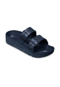 Granatowy klapek wykonany z teksturowanej gumy, z dwoma regulowanymi paskami z klamrami oraz profilowaną wkładką dla komfortu.