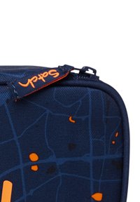 Marinefarbener Zip-Beutel aus strukturiertem Stoff, mit orangefarbenen Spritzmustern und einem orangen Logotag. Robustes und langlebiges Design.