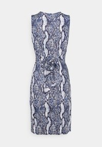 Robe sans manches longueur genou avec imprimé serpent bleu, blanc et noir, ceinture en tissu nouée en un nœud à la taille.