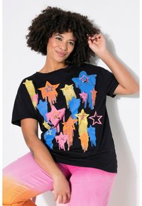 Sort bomulds t-shirt med farverige stjernegrafikker i blå, pink, gul og orange, med en afslappet pasform og korte ærmer.