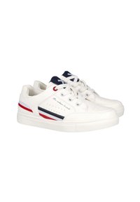 Zapatillas blancas con diseño perforado, rayas rojas y marinas, y cordones blancos. Presenta un refuerzo en el talón de color marino en contraste y un logo bordado.