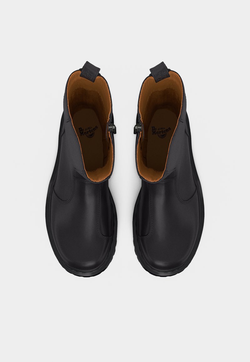 Coppia di stivaletti neri in pelle con cerniera laterale e linguette in pelle, vista dall'alto su uno sfondo bianco.