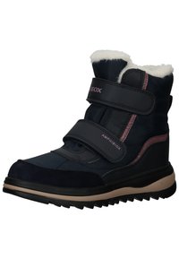 Dunkelblaue Winterstiefel mit pinken Akzenten, zwei Klettverschlüssen mit den Aufschriften "GEOX" und "AMPHIBIOX" sowie weißem Kunstfellfutter um den Knöchel.
