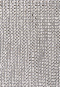 Stříbrná texturovaná látka ozdobená malými kruhovými kamínky, vytvářejícími třpytivý vzor po celé ploše.