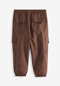 Pantalon cargo marron doté d'une taille élastique, de poignets élastiques et de quatre poches, conçu avec un tissu lisse et légèrement texturé.
