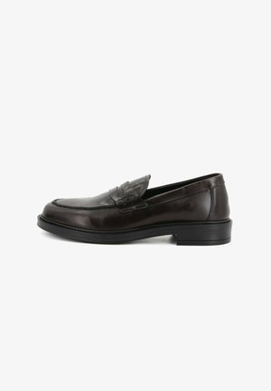 Mocassino in pelle marrone con finitura liscia, decorazione in rilievo, punta arrotondata e tacco basso impilato. Suola in gomma nera.