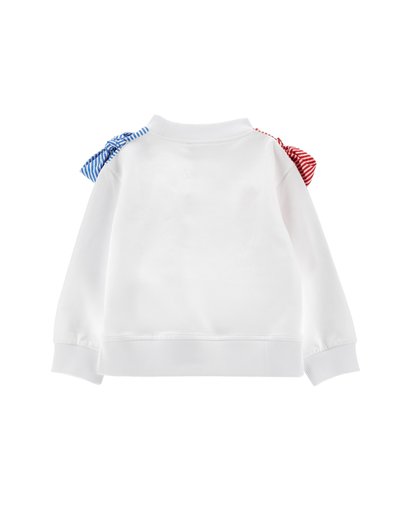 Beli pulover z dolgimi rokavi z rebrastim ovratnikom in manšetami, okrašen z modro-rdečimi trakovi na vsaki rami.