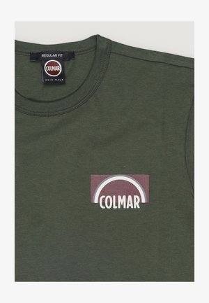 Ciemnozielona koszulka z okrągłym kołnierzem, metką "Colmar Originals" i małym prostokątnym logo z napisem "COLMAR" na piersi.