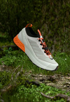 Scarpa RIBELLE RUN 2 - Běžecké boty do terénu - white/orange fluo