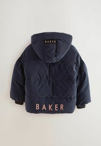 Pufová bunda v tmavo námorníckej modrej farbe s kapucňou, s horizontálnym prešívaním a logom "BAKER" v ružovej farbe na chrbte a rukávoch.