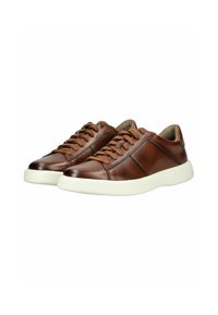 Braune Ledersneaker mit glatter Oberfläche, ausgestattet mit beigen Schnürsenkeln, weißen Gummisohlen und dezenten gestickten Details an den Seiten.