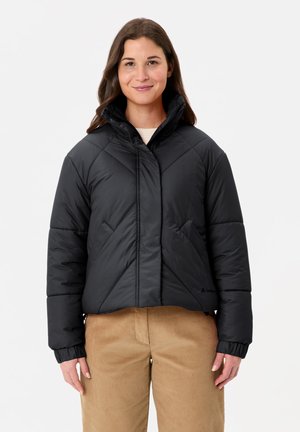 Schwarze, kurz geschnittene Steppjacke mit hohem Kragen, horizontalen und diagonalen Nähten sowie Seitentaschen. Weiche Textur mit elastischen Bündchen.