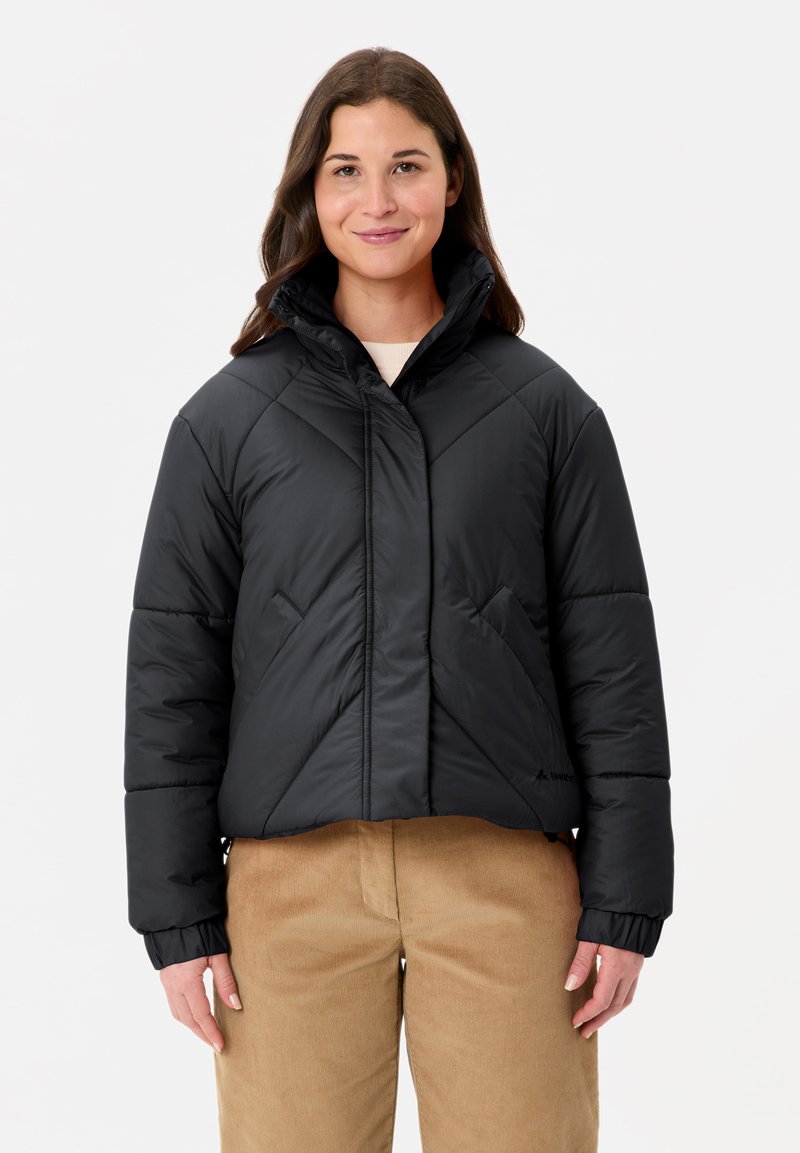 Veste matelassée courte noire avec un col haut, des coutures horizontales et diagonales, et des poches latérales. Texture douce avec des poignets élastiqués.