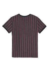 Czarna i szara koszula z krótkim rękawem, w pionowe paski w kolorze czerwonym i niebieskim. Posiada okrągły dekolt i kontrastowe czarne wykończenie rękawów i kołnierzyka.