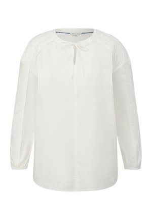 Witte blouse met lange mouwen en een ronde halslijn, striksluiting aan de voorkant en subtiele plooien op de schouders. Glad katoenmateriaal.