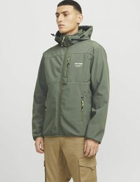 Groene zip-up jack met capuchon, voorzien van gele accenten, meerdere ritszakken en een glad, gestructureerd materiaal. Logo op de borst.
