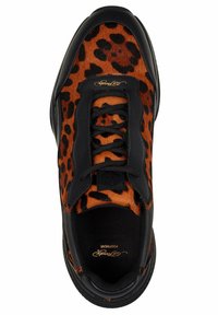 Baskets à imprimé léopard avec texture en fourrure orange et noire, accents en cuir noir, lacets ronds et détails de logo doré sur la languette.