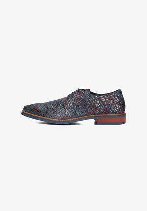 Herren-Oxfordschuhe mit einem strukturierten, mehrfarbigen Schlangenhautdesign in verschiedenen Grüntönen, Blau und Rot. Brauner, gestapelter Absatz und marinefarbene Sohle.