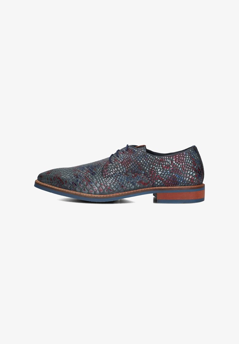 Heren oxford schoen met een gestructureerd, multikleurig slangenleerdesign in tinten groen, blauw en rood. Bruine gestapelde hak en marineblauwe zool.