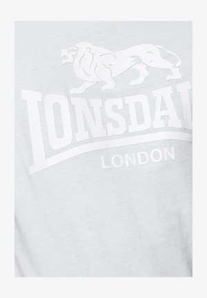 Svetlo šedé tričko so zobrazením bieleho leva a textom "Lonsdale London". Vyrobené z mäkkého, priedušného bavlneného materiálu s hladkou textúrou.