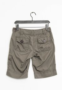Šedé khaki šortky vyrobené z bavlny s designem ve stylu cargo. Disponují dvěma zadními kapsami s kulatými knoflíky a ohrnutými rukávy.