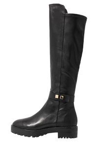 Botte en cuir noir montant jusqu'au genou, à texture lisse, avec une semelle épaisse et une boucle carrée dorée sur une sangle en cuir.