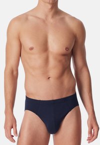 Marineblaue Baumwollslips mit nahtlosem Design, elastischem Bund und glatter Textur. Keine sichtbaren Muster oder zusätzlichen Beschläge.