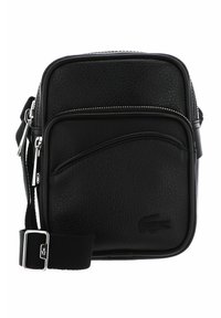 Čierna kožená crossbody taška s textúrovaným povrchom, striebornými kovovými prvkami, zipsovými priehradkami a logom vyrazeným na prednej strane.