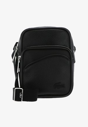 Borsa a tracolla in pelle nera con superficie testurizzata, finiture in argento, compartimenti con cerniera e logo impresso sul davanti.