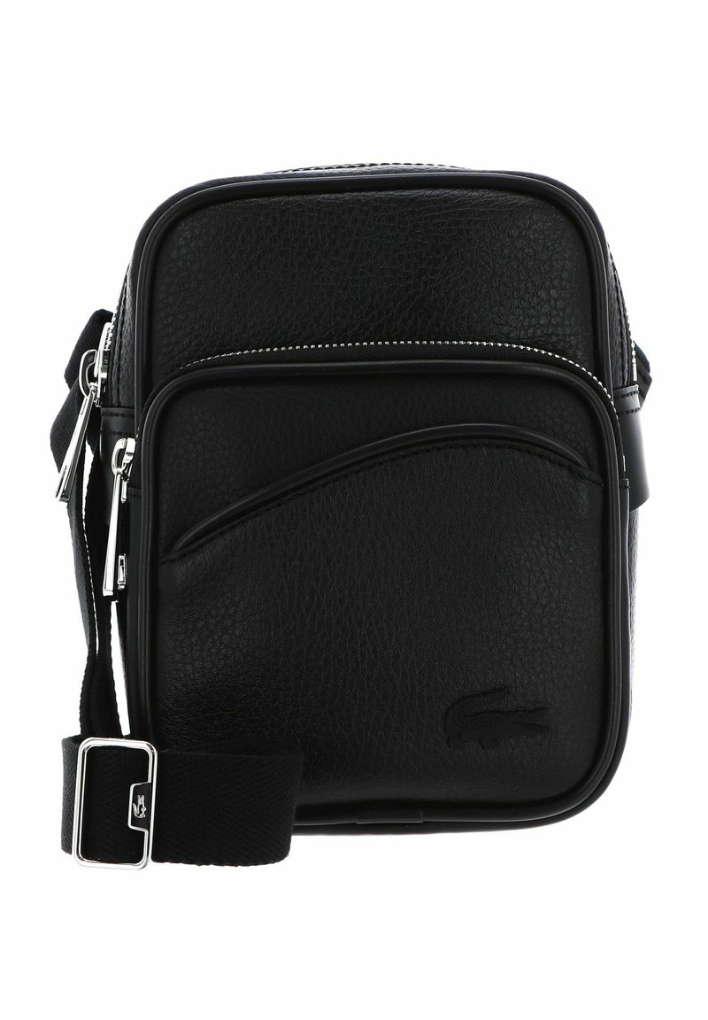 Čierna kožená crossbody taška s textúrovaným povrchom, striebornými kovovými prvkami, zipsovými priehradkami a logom vyrazeným na prednej strane.
