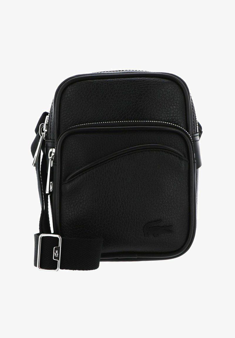 Musta nahast õlalakk, millel on tekstureeritud pind, hõbedased detailid, lukkudega taskud ja esiküljel logo graveering.