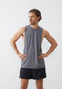Pier One Sport ULTRA LOW MUSCLE SPORTS TANK - Viršus - dark grey