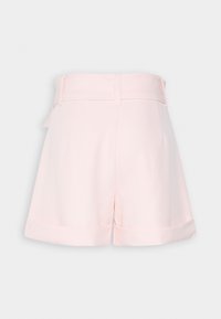 Pantalones cortos de alta cintura en rosa claro, con un cinturón ancho, pasadores para cinturón, dobladillos enrollados y un cierre delantero oculto, exhibidos sobre un fondo liso.