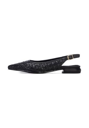 Zapato slingback de piel negra trenzada, con punta puntiaguda, tacón bajo de bloque, con una hebilla dorada en la correa ajustable para un ajuste seguro.
