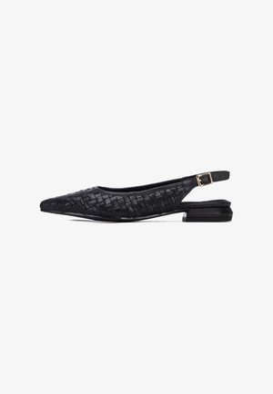 Zapato slingback de piel negra trenzada, con punta puntiaguda, tacón bajo de bloque, con una hebilla dorada en la correa ajustable para un ajuste seguro.