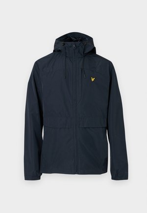 Tmavě modrá voděodolná bunda se zipem vpředu, dvěma velkými kapsami, nastavitelnou kapucí a malým žlutým logem na prsou.