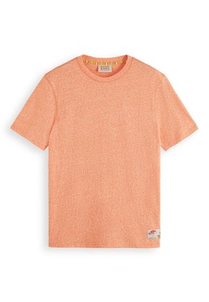 T-shirt à manches courtes et col rond en mélange de couleurs orange, avec un petit patch coloré près de l'ourlet inférieur du côté droit.