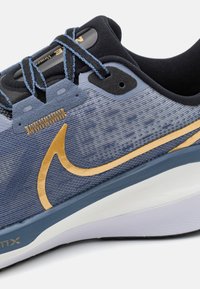 Nike Performance VOMERO 17 - Hardloopschoenen voor op de weg - diffused blue/metallic gold/ashen slate/white/black