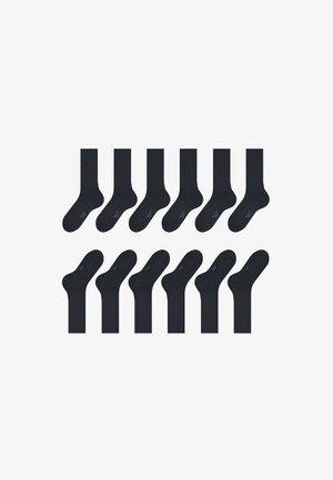 Sorte sokker vist i et gitterlayout. Hver sok har en behagelig pasform, sømløs tå konstruktion og et blødt, struktureret stof.