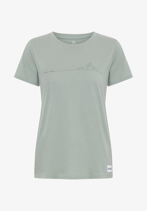 Lys grøn t-shirt lavet af blødt stof, med en bjerglinje grafik i mørkeblå over brystet og et logopatch på kanten.