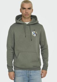 Groene hoodie van zacht materiaal, met een voorzak, trekkoorden en een vlinderprint op de borst. Klassieke pasvorm met geribbelde mouwen.