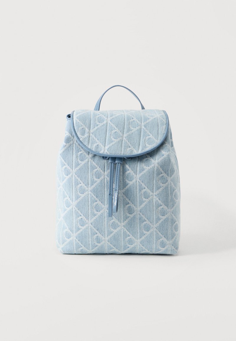 Φωτεινό γαλάζιο σακίδιο πλάτης από τζιν με κεντητό σχέδιο, στρογγυλεμένο καπάκι και μπροστινό φερμουάρ. Διαθέτει πάνω λαβή και ρυθμιζόμενους ιμάντες ώμου.