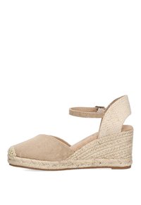 Zapato de cuña beige de espadrille con parte superior de ante, plantilla de cuerda trenzada y correa ajustable al tobillo en tejido texturizado. Suela suave.
