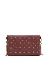 Clutch in pelle color borgogna con borchie dorate di varie dimensioni, con una tracolla a catena, forma rettangolare piatta e superficie testurizzata.
