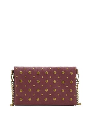 Pochette en cuir bordeaux avec des clous dorés de différentes tailles, dotée d'une chaîne en bandoulière, de forme rectangulaire plate et d'une surface texturée.