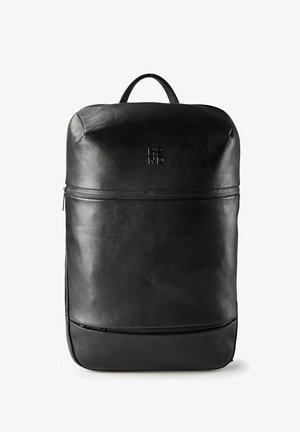 Zwarte leren rugzak met een gladde textuur, voorzien van een ritsafsluiting en een opvallend zwart, gestructureerd bodemvlak. Minimalistisch ontwerp.