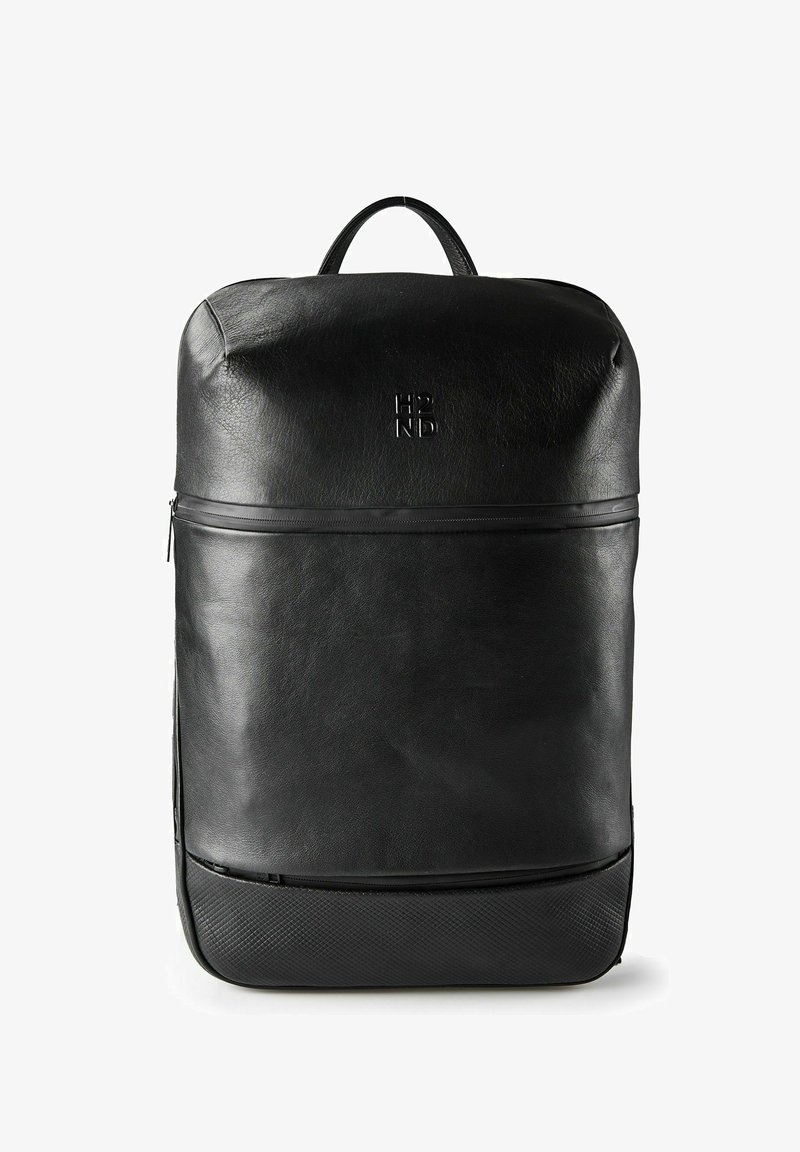 Zaino in pelle nera con texture liscia, dotato di chiusura con cerniera e un pannello inferiore nero con texture distintiva. Design minimalista.