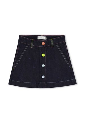 Jupe en denim foncé avec des boutons colorés sur le devant, des coutures blanches et roses, des poches avant inclinées, et une étiquette Billieblush à la taille.