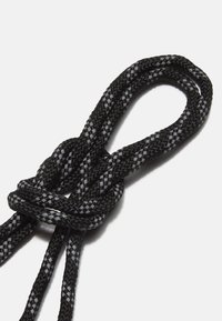 Corde tressée noire et grise avec un design noué ; possède une surface texturée et des extrémités lisses, adaptée à diverses utilisations.